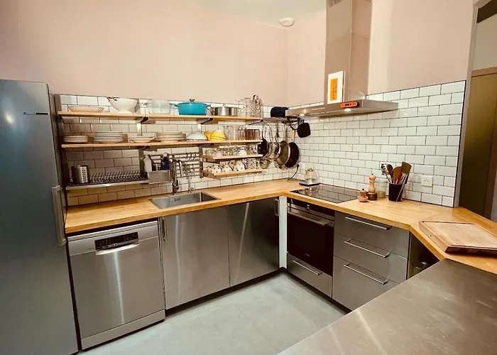 Elegant, Renovated And Colorful Апартаменты Лион