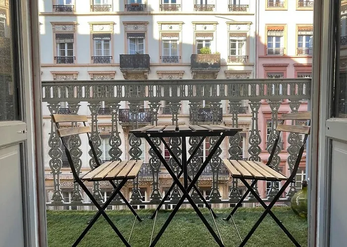 Апартаменты Elegant, Renovated And Colorful